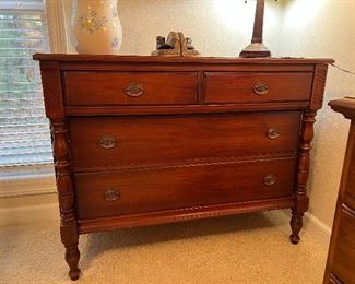 vintage chest of drawers/dresser