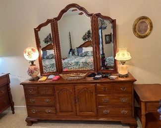 dresser w/mirror