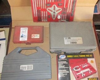 LOT OF 5 TOOL KITS INCLUDING GASKET CUTTER SET, REAR AXLE BEARING PULLER SET, BUBBLE FLARING TOOL KIT, COMBO FLARING TOOL KIT