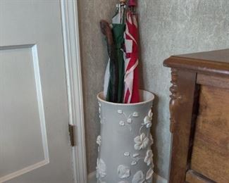 storage pot (cracked/glued), umbrella, walking stick