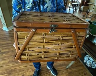 Wood:wicker picnic basket 