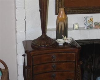 Vases, Tiffany style table lamp and end table.