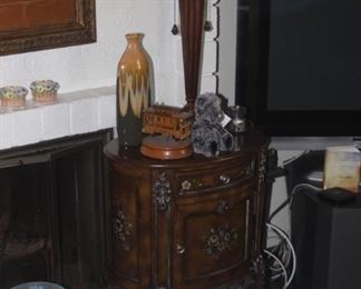 Vases, Tiffany style table lamp and end table.