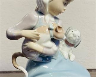 #73 - $26 - Lladro Little Friskies #5032 Girl figurine Cat & Dog 
