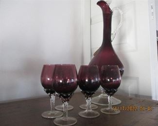 Wine decantur and 6 glasses.