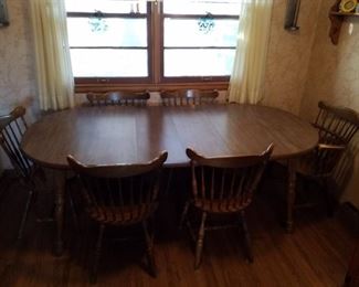 Dining room table 2 leaves and 6 chairs