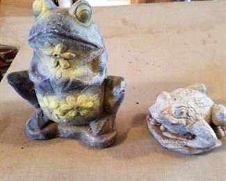 Concrete small frogs