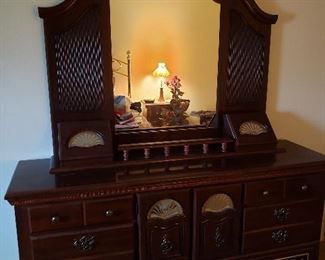 Traditional Mahogany Dresser w/matching Nightstands