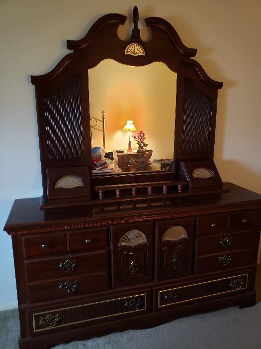 Traditional Mahogany Dresser w/matching Nightstands