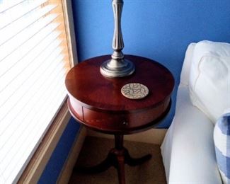 Drum table 
Metal and glass lamp