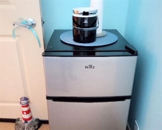 Willz mini refrigerator
Lighthouse door stop
Ice bucket, papper towel holder