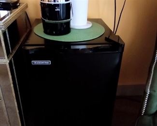 Mini refrigerator
Ice bucket, paper towel holder 