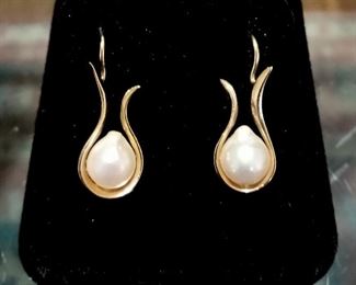 Pearl earrings in 14k gold settings