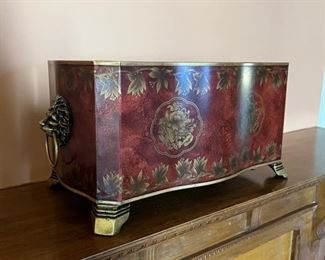 Lion's head cachepot