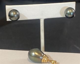 R013 Black Pearl Pendant Earrings