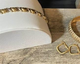 R111 10 KT Gold Bracelets And Earrings