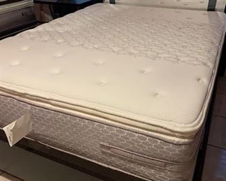 Queen mattress in excellent condition. 