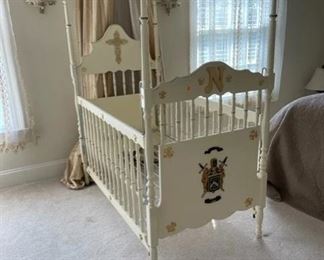 $600 USD     Antique Royal White Four Poster White & Gold Baby Crib CD131-54     Description: A royal place for your new baby to rest.  This four poster crib is a stunning example of luxury.  Hand painted white with gold detailing, scalloped apron, finial posts, gold cross headboard and crested and personalized footboard.  
Condition: Used in very good condition.
Dimensions: 54 x 31 x 61"H
Local pick up Leesburg, VA.  Contact us for shipper suggestions.     https://goodbyhello.com/products/antique-crib-cd131-54?_pos=25&_sid=27bc5f542&_ss=r