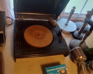 vintage Bakelite record player working 
