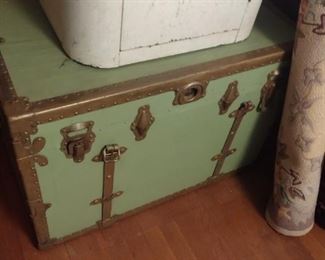 vintage steamer trunk with insert in good shape 