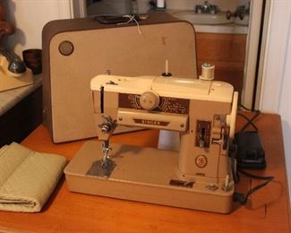 SINGER PORTABLE SEWING MACHINE MODEL NUMBER 401A 