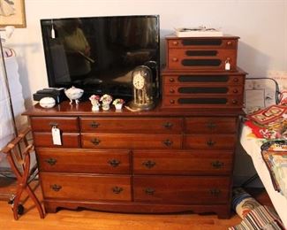 THOMASVILLE DRESSER WITH SANYO FLAT SCREEN TELEVISION