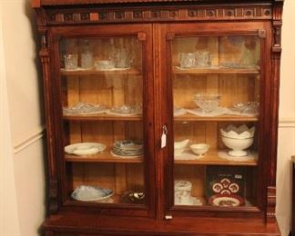 BEAUTIFUL VINTAGE 2 DOOR CABINET WITH DRAWERS
