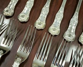 Asprey (England) QUEENS pattern hand forged sterling silver flatware set with floor standing flatware cabinet chest. Set is adorned with shells, foliate scrolls and flowers. This pattern was first introduced about 1825, in the reign of George IV. Set includes 470 total pieces, service for 18.
