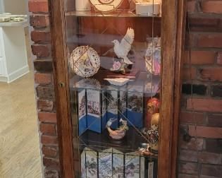 Lighted Currio Cabinet w/glass Shelving