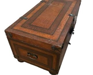 $190 USD Two Toned Rectangular Pattern Inlay Trunk w Interior Storage Tray MA133-26 Description: Urban Country - Beautiful Storage Trunk with two toned wood inlay in a rectangular pattern. Decorative iron hardware with internal sliding storage tray. Original price $1330
Condition: Used in very good condition with minor signs of wear commensurate of age and use.
Dimensions: 21 X 39 X 18"H
Local pick up Bethesda, MD. Contact us for shipper suggestions https://goodbyhello.com/products/trunk-ma133-26?_pos=1&_sid=37ccc90de&_ss=r