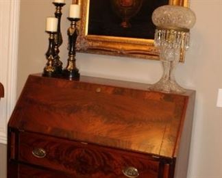 Presell @ $4498
American Federal George III Mahogany slant front secretary - fitted interior, finely configured book matched burl over three graduated drawers on bracket feet. Circa 1820
Dimensions: 46 1/2”H x 43”W x 20”D
Stock #029