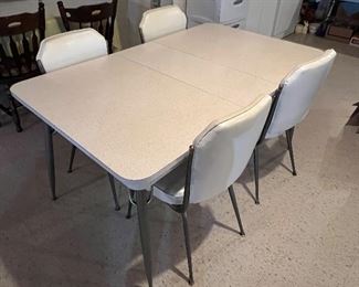 VINTAGE FORMICA KITCHEN TABLE W/4 CHAIRS
