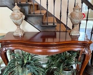 WOOD ENTRY TABLE, DECORATIVE URNS