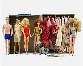 Vintage 1950s/1960s Mattel Barbie Dolls & Clothing Accessories w/Carrying Case
