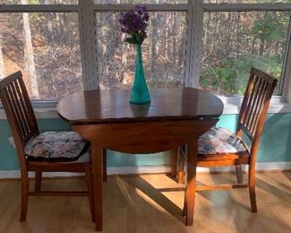 Drop leaf breakfast table with 2 chairs 