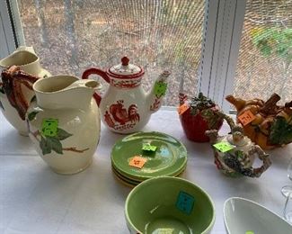 Teapots/pitchers 