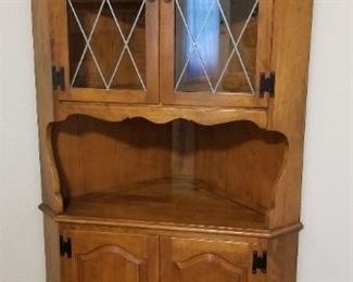 Ethan Allen corner hutch/cabinet. In excellent condition.  74 1/2 inches tall. 36 1/2" wide. 23 1/2 " on the sides. $101.25