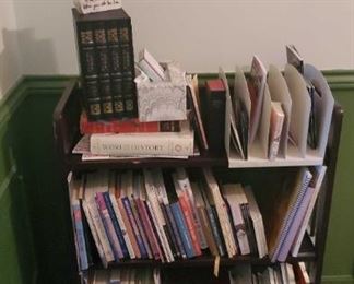 Collapsible Bookshelf with Books