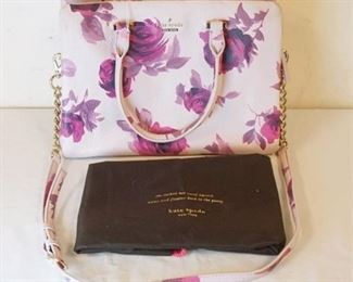 1021	KATE SPADE ROSE FLORAL TOTE WITH DUST COVER. DISCOLORATION TO ONE CORNER FROM STORAGE. APPROXIMATELY 11 1/2 IN L X 8 1/2 IN H X 5 IN
