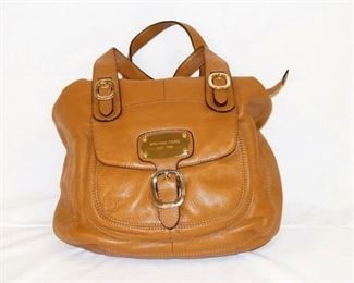 1039	MICHAEL KORS TAN PEBBLED LEATHER LARGE TOTE, APPROXIMATELY 17 IN L X 12 IN H X 5 IN
