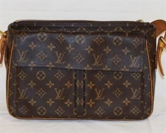 1067	LOUIS VUITTON HANDBAG SOME STAINING INSIDE, UNKNOWN IF AUTHENTIC. APPROXIMATELY 14 IN L X 8 1/2 H X 4 IN
