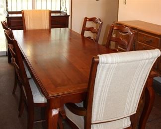 Gorgeous, like new Ethan Allen dining table.  Six chairs with upholstered cushions and two side arm chairs as well.  Extra leaf provides plenty of space .