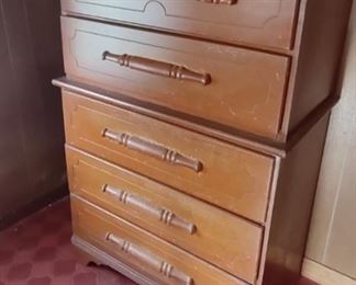 Maple chest of drawers 