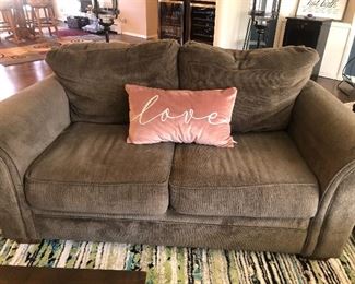 Love Seat w/Decor Pillow