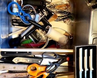Many nice utensils & knives