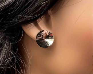 Retro MCM Round Recessed Concave Spiral Cone Stud Estate Earrings in 14k Yellow Gold