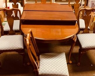 Queen Anne Style Dining Table with Two Leaves and 6 Matching Chairs