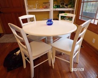 drop side table w/4 chairs
