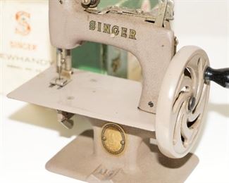 Children's 1953 Singer Sewhandy Model 20 sewing machine with box