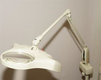 Adjustable magnifying lamp floor lamp